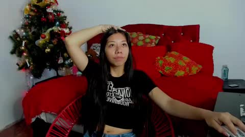 Snapshot of sexylaurita4u chatting on January 10, 12:15 pm laura online show from January 10, 12:15 pm