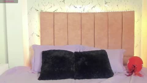 Snapshot of sexylaurita4u chatting on September 15, 12:46 pm laura online show from September 15, 12:46 pm