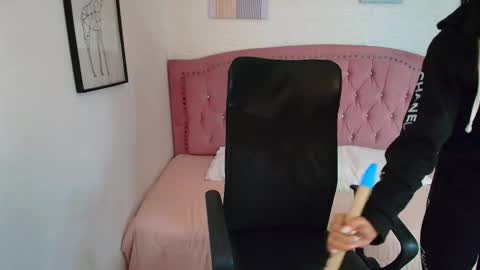 shanelle online show from December 3, 3:09 am