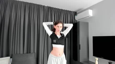 me name is Mia online show from November 28, 5:16 pm