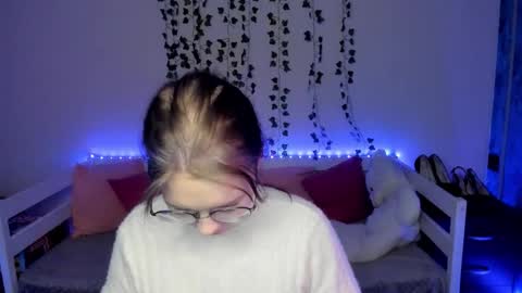 shy_elina01 online show from October 18, 10:40 am