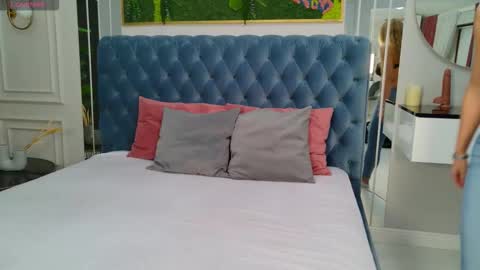 Sienna online show from December 15, 5:01 am