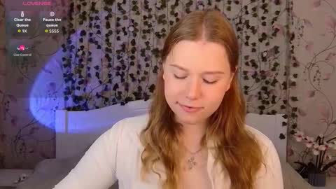 Snapshot of silent_princesses chatting on September 16, 5:37 am Chloe online show from September 16, 5:37 am