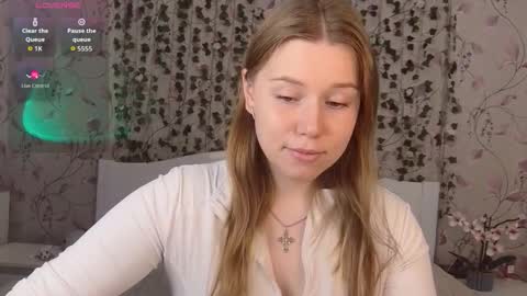 Snapshot of silent_princesses chatting on October 16, 4:59 am Chloe online show from October 16, 4:59 am