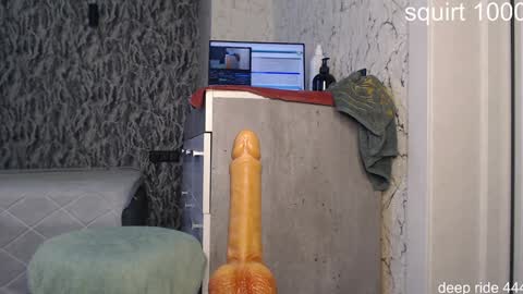 regina online show from December 17, 9:02 am