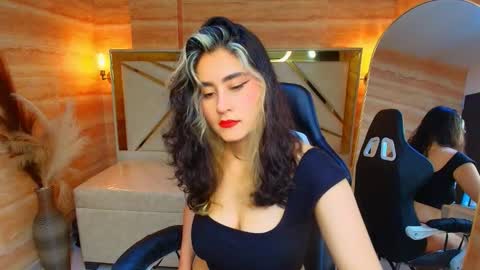 sofi_r_ online show from December 16, 8:04 pm