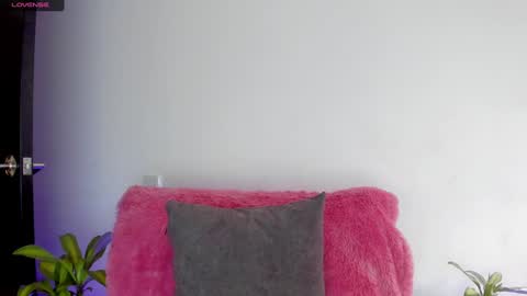 Snapshot of sophie_001 chatting on December 18, 7:52 pm  Sophie  online show from December 18, 7:52 pm