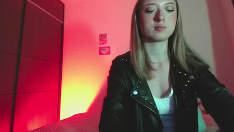 Snapshot of sophie_collins13 chatting on December 16, 12:04 am Sophie online show from December 16, 12:04 am