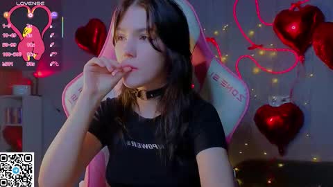 sophie_nomenal_ online show from February 11, 7:10 am