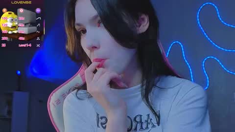 sophie_nomenal_ online show from December 21, 12:20 pm