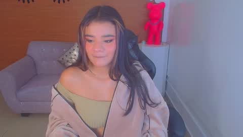 Snapshot of sophie_t_ chatting on December 18, 1:05 am Sofia online show from December 18, 1:05 am