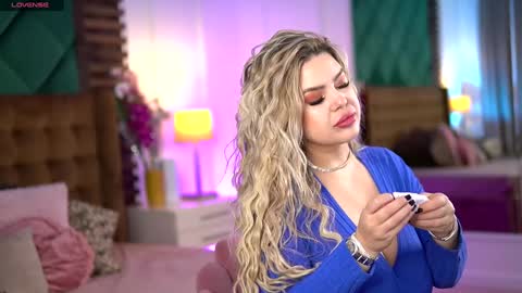 Snapshot of sophieboobsx chatting on January 9, 6:27 am Sophie online show from January 9, 6:27 am