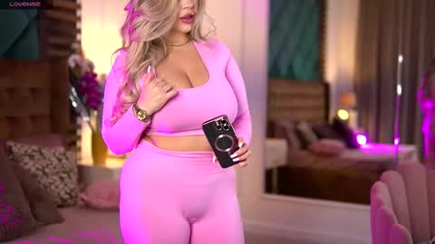 Snapshot of sophieboobsx chatting on February 28, 7:26 am Sophie online show from February 28, 7:26 am