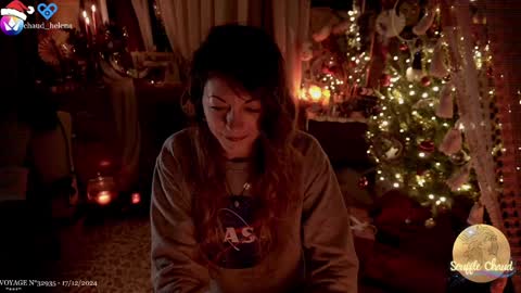 Snapshot of souffle_chaud chatting on December 17, 9:05 pm . . online show from December 17, 9:05 pm