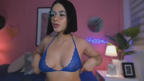 Snapshot of soysaraa_ chatting on February 19, 4:55 am Aleja online show from February 19, 4:55 am