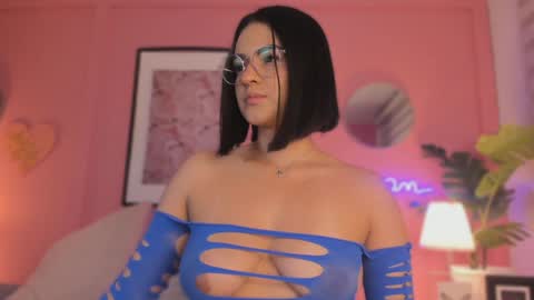 Snapshot of soysaraa_ chatting on February 4, 5:21 am Aleja online show from February 4, 5:21 am