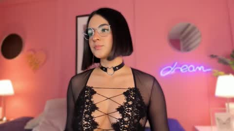 Snapshot of soysaraa_ chatting on February 18, 4:48 am Aleja online show from February 18, 4:48 am