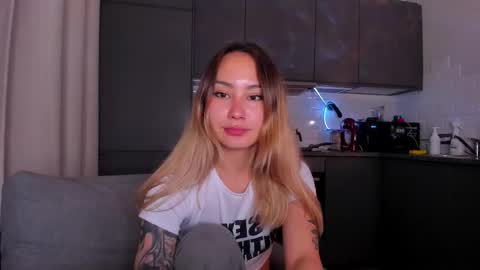 Snapshot of strawberrypie99 chatting on October 20, 5:27 pm Tati and Lola online show from October 20, 5:27 pm