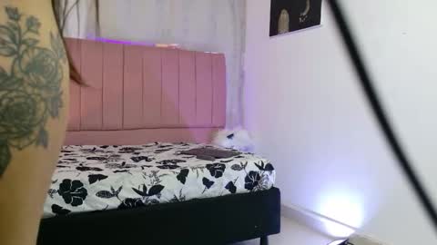 sukilove18 online show from December 3, 11:29 pm