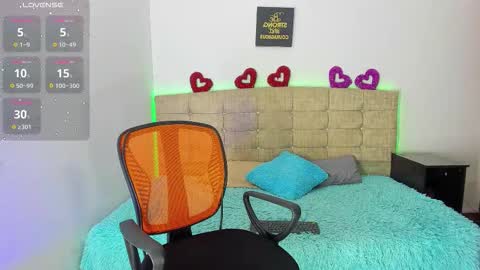 Snapshot of summer_girls01 chatting on October 31, 2:43 pm summer_girls01 online show from October 31, 2:43 pm