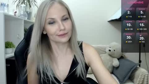 Snapshot of sunny_bunny6 chatting on October 21, 5:00 am Naomi online show from October 21, 5:00 am