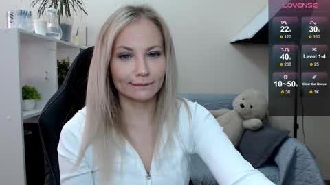 Snapshot of sunny_bunny6 chatting on October 6, 6:08 am Naomi online show from October 6, 6:08 am