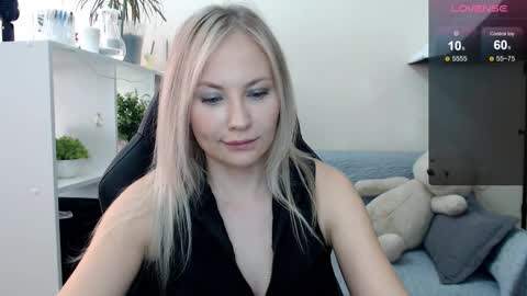 Snapshot of sunny_bunny6 chatting on October 7, 10:52 am Naomi online show from October 7, 10:52 am