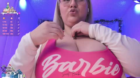 Snapshot of sweetbambi19 chatting on December 19, 12:45 am Andrea online show from December 19, 12:45 am