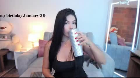 Independent model online show from January 16, 9:33 pm