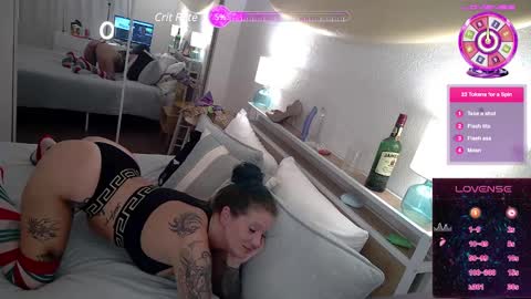 Snapshot of the_naked_siren chatting on December 14, 8:56 am lina luna online show from December 14, 8:56 am