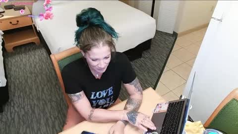 Snapshot of the_naked_siren chatting on September 10, 5:18 am lina luna online show from September 10, 5:18 am