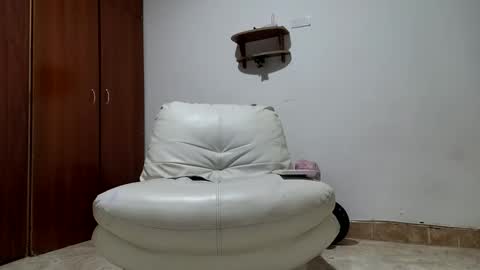 thebadwolf818 online show from September 17, 8:56 am