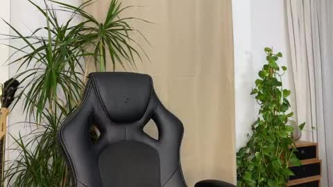 The Wild Miu online show from December 14, 9:35 pm