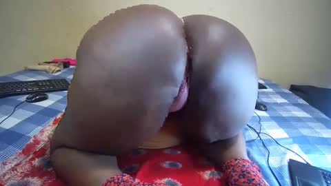 Snapshot of thick_sweet_ass chatting on October 15, 2:36 am thick_sweet_ass online show from October 15, 2:36 am