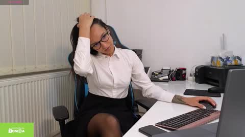 tia_j online show from November 28, 5:05 pm