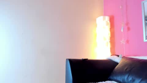 Stefany Suarez online show from January 7, 4:43 pm