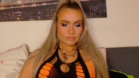 tinkerbell822 online show from September 15, 8:44 am