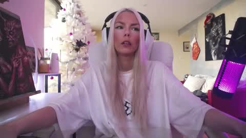 stage Kylie Sinner  brand CLITBAIT online show from December 13, 7:53 pm