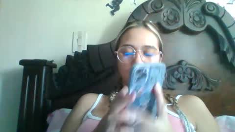 triana_bell online show from December 9, 4:47 pm