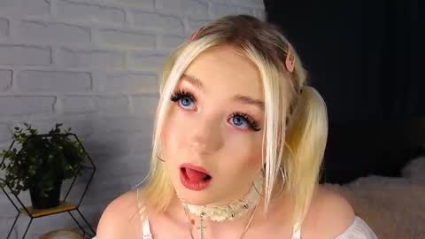 Snapshot of twinklefluff chatting on October 1, 4:01 pm twinklefluff online show from October 1, 4:01 pm