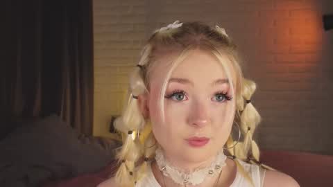 Snapshot of twinklefluff chatting on October 18, 4:10 pm twinklefluff online show from October 18, 4:10 pm