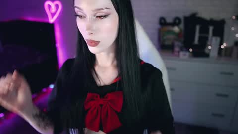 Izzy    online show from December 11, 5:25 pm