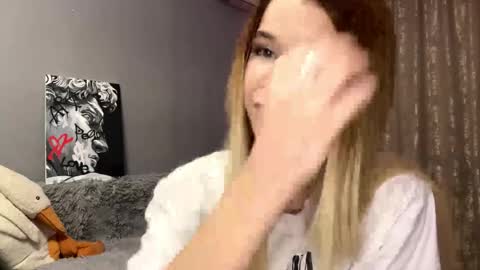 Vikki online show from December 4, 5:03 pm