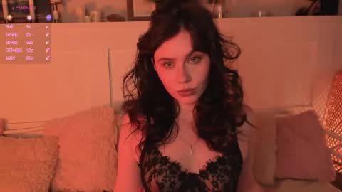 Una  online show from March 26, 9:22 am