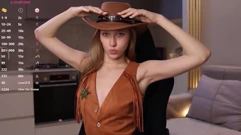 UnnaBella online show from October 31, 7:18 pm