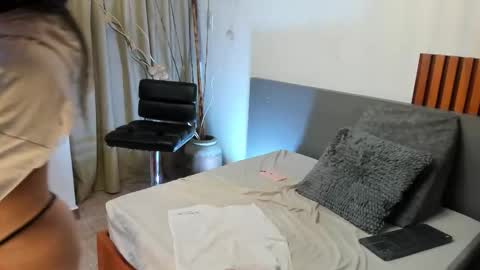 VaiaLowell online show from February 28, 7:02 pm