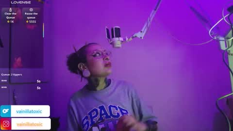 Vainilla Independent model online show from March 6, 1:44 am