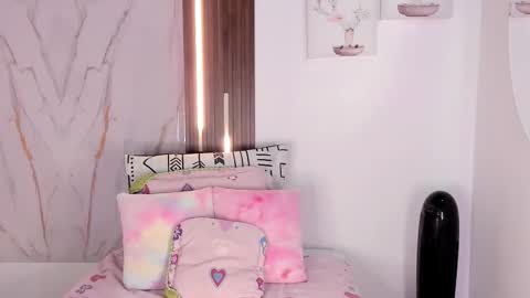 Vallolet Peach  online show from March 11, 12:20 pm