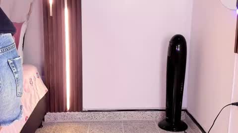 Vallolet Peach  online show from March 24, 12:10 pm