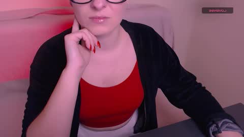 Mia online show from December 5, 8:03 am